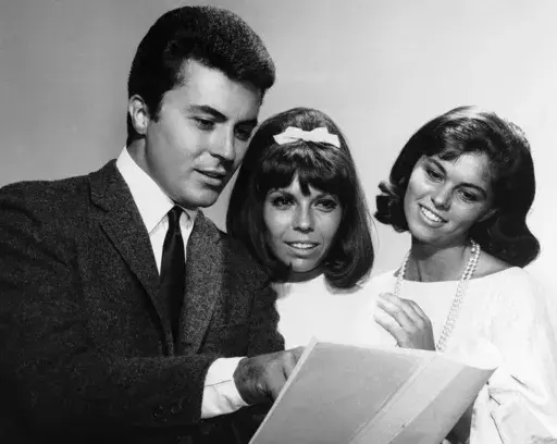 James Darren — left, one of the stars of the film For Those Who Think Young — chats with Nancy Sinatra, centre, and Claudia Martin about their film debuts, August 13, 1963. (AP Photo, File)